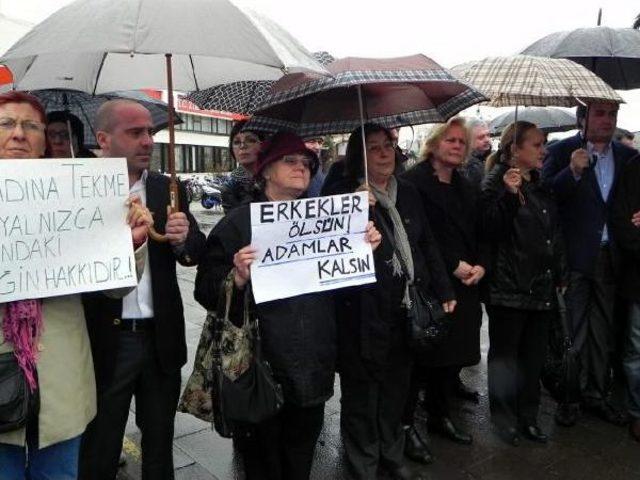 Foça'da Yağmur Altında Özgecan Protestosu