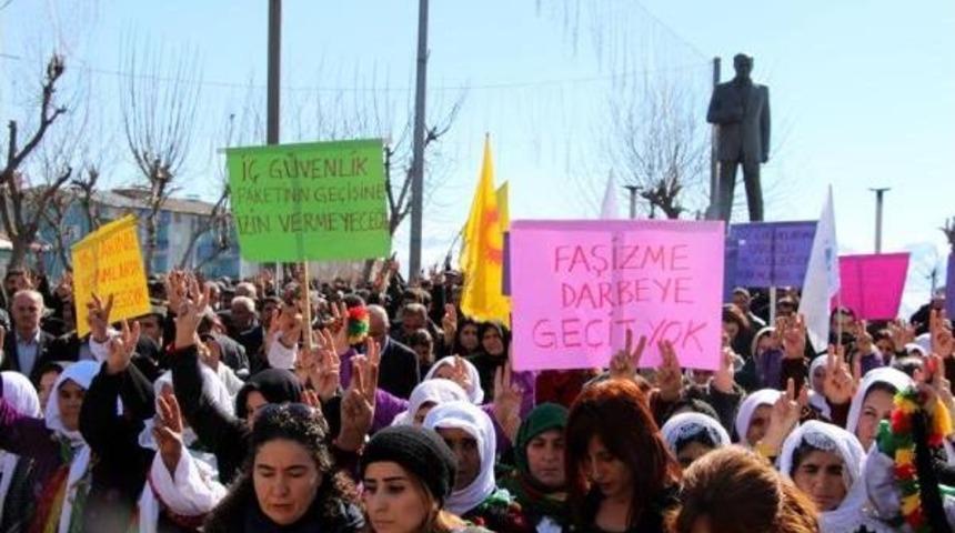Şırnak'ta Dbp'li Kadınlar, Kadına Şiddeti Yürüyüşle Protesto Etti