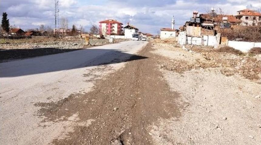 Malatya B&uuml;y&uuml;kşehir Belediyesi &Ccedil;armuzu&rsquo;da Yol Genişletme &Ccedil;alışması Yapıyor