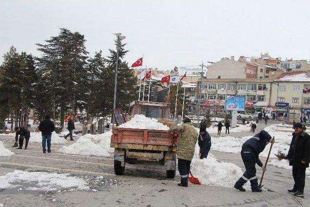 Develi’de Kar Temizleme Çalışmaları Devam Ediyor