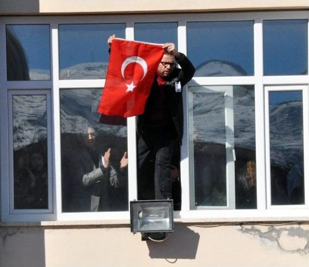 Sivas&rsquo;ta &Uuml;lk&uuml;c&uuml;ler Fak&uuml;ltelere &lsquo;t&uuml;rk Bayrağı&rsquo; Astı