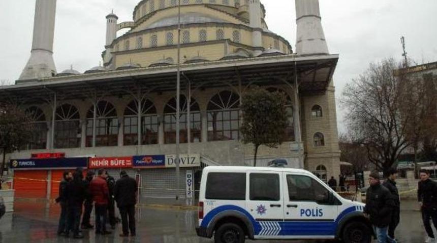 Cami &Ouml;n&uuml;nde Ş&uuml;pheli &Ccedil;anta Paniği