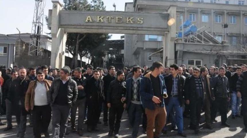 Paralarını Alamayan Fabrika Iş&ccedil;ileri Yol Kapattı