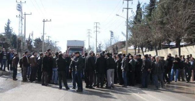 Paralarını Alamayan Fabrika Işçileri Yol Kapattı