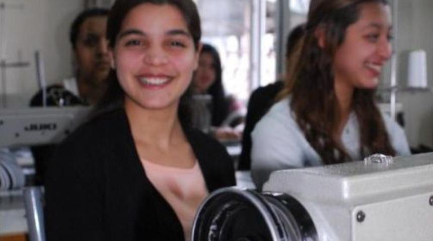 Roman Kızlar Için Dikiş Kursu