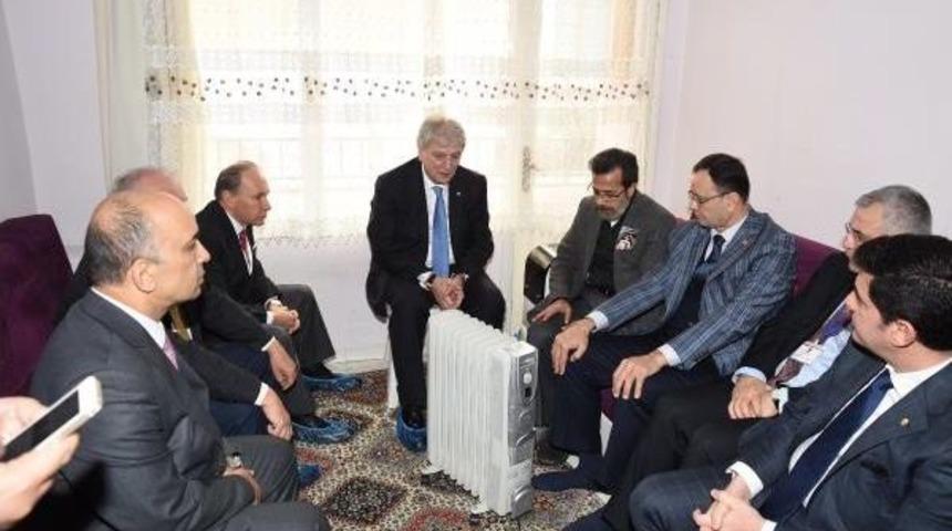 Egeli Sanayicilerden &Ouml;zgecan'ın Ailesine Ziyaret