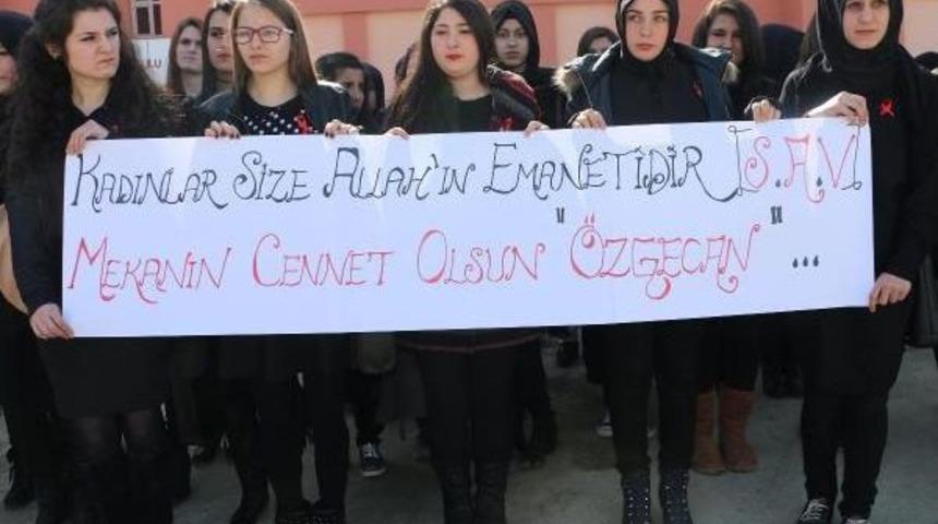 &Uuml;niversiteli Kızlar Siyah Giyip, &Ouml;zgecan I&ccedil;in Y&uuml;r&uuml;d&uuml;