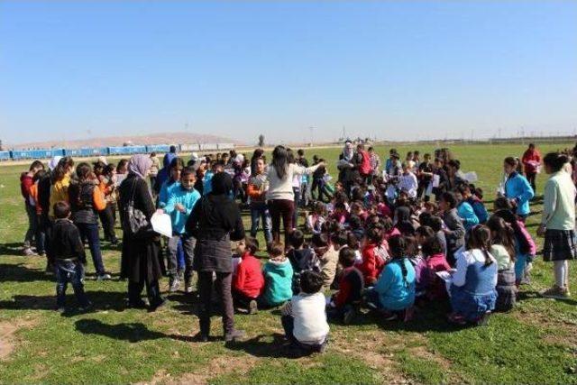 Suriyeli Öğrencilere Sınırda Karne Dağıtıldı