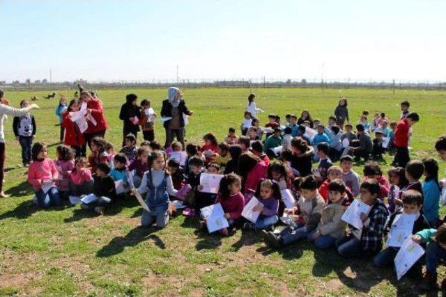 Suriyeli Öğrencilere Sınırda Karne Dağıtıldı