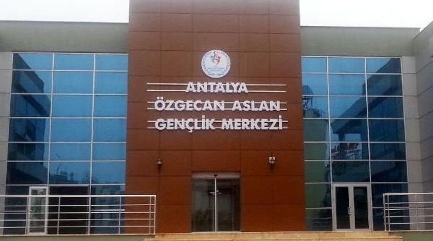 &Ouml;zgecan'ın Adı Gen&ccedil;lik Merkezi'ne Asıldı