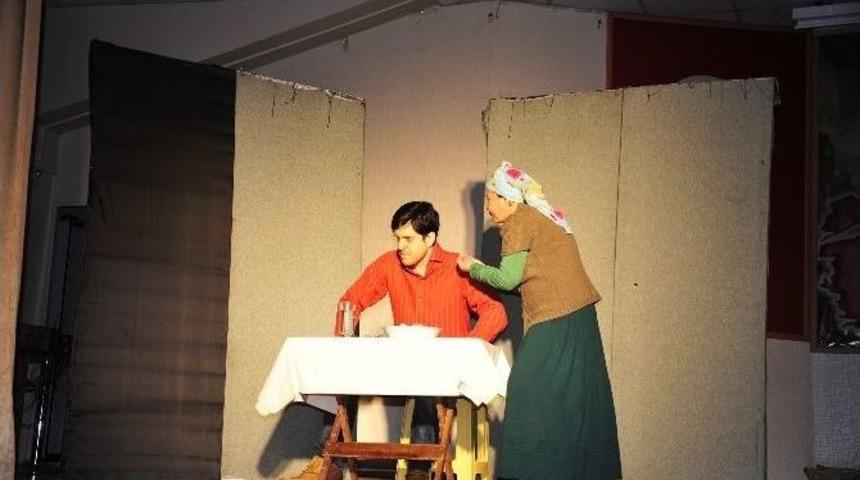 Karaman’da "pembe Aslında Siyahtır" Sahnelendi