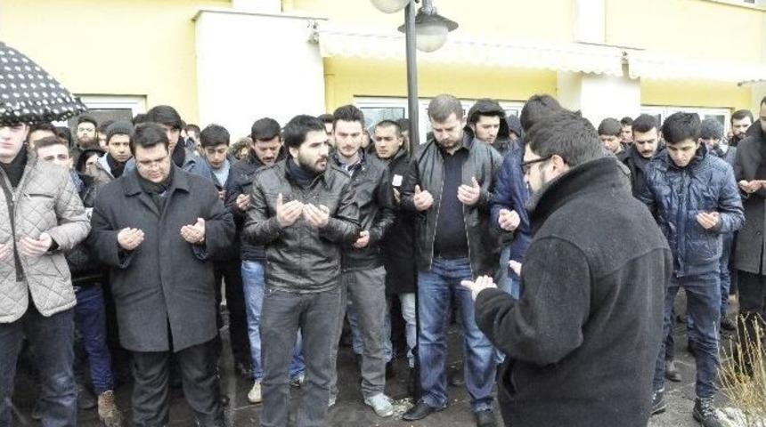 Fırat Yılmaz &Ccedil;akıroğlu&rsquo;nun &Ouml;ld&uuml;r&uuml;lmesine Tepkiler S&uuml;r&uuml;yor