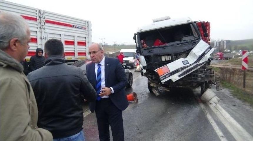 Tır İle Kamyon &Ccedil;arpıştı: 1 Yaralı