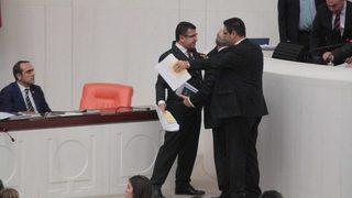 Mecliste Yaşanan Tartışmada Mikrofon Kırıldı