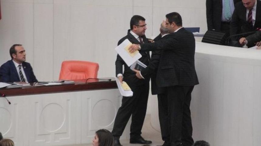 Mecliste Yaşanan Tartışmada Mikrofon Kırıldı