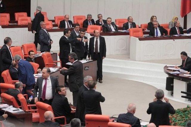 Mecliste Yaşanan Tartışmada Mikrofon Kırıldı