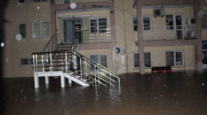 İzmir&rsquo;de Sel Baskını