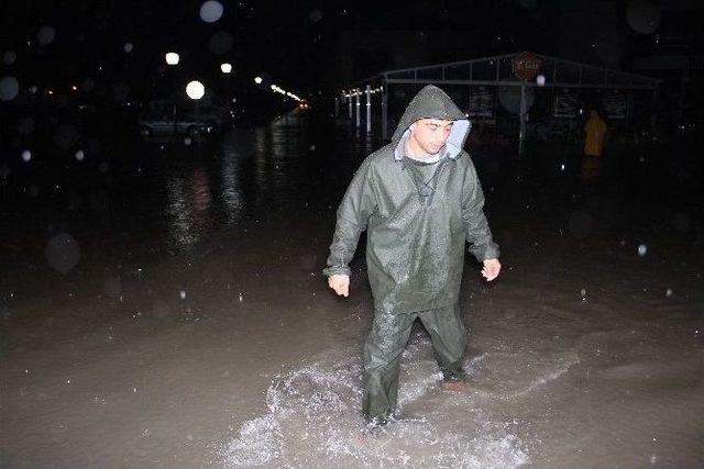 İzmir’de Sel Baskını