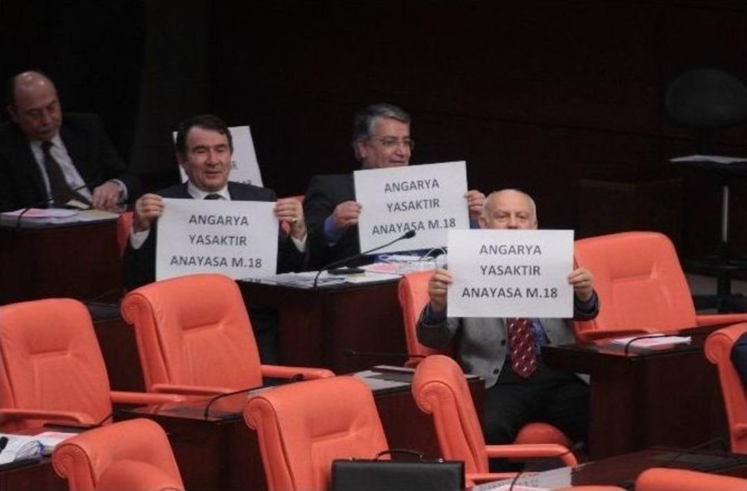 Hdp&rsquo;li Ve Chp&rsquo;li Milletvekillerinden &Ccedil;alışma Saatlerine D&ouml;vizli Protesto