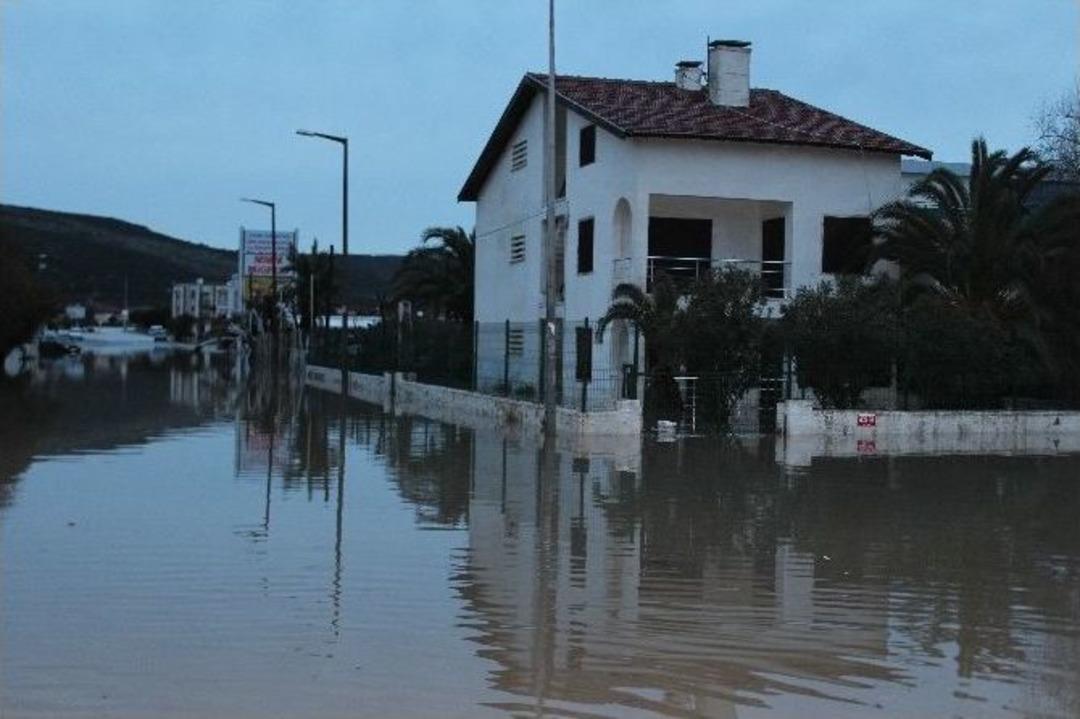 &Ccedil;eşme&rsquo;de Suların Tahliyesi Sabaha Kadar Devam Etti