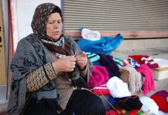 (özel Haber) 63 Yaşındaki Nine, Örgü İşleri Satarak Torunlarını Okutuyor