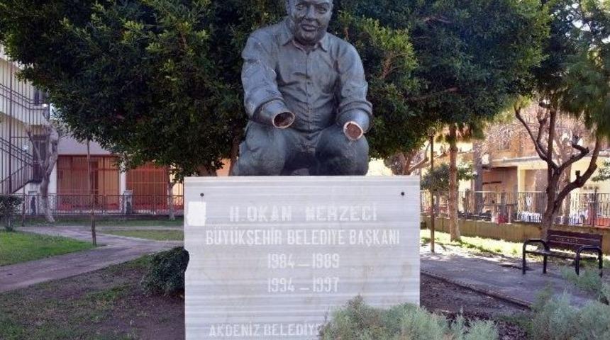 Merhum Başkanın Heykelinin Elleri &Ccedil;alındı