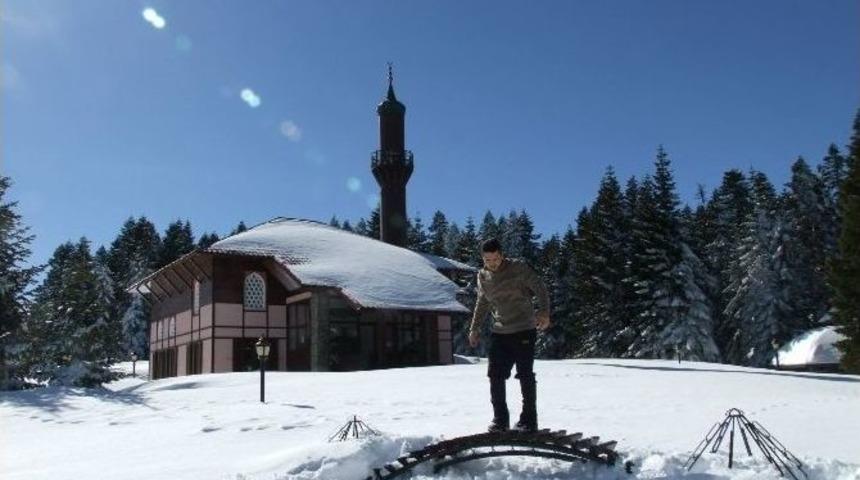 Uludağ&rsquo;da Tabela Ve Binalar Karlar Altında