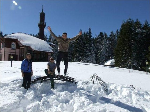 Uludağ’da Tabela Ve Binalar Karlar Altında