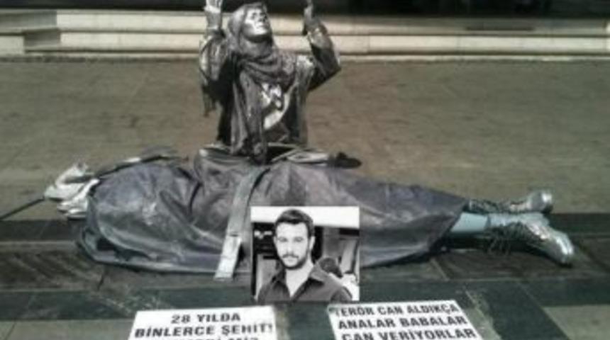 &Ccedil;akıroğlu'nun &Ouml;ld&uuml;r&uuml;lmesine Soğuk Heykelli Tepki