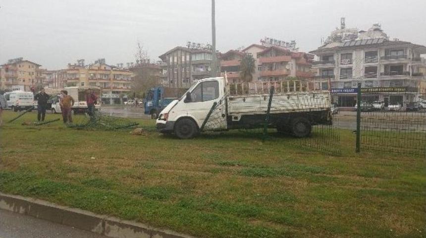 Antalya&rsquo;da Trafik Kazası: 1 Yaralı