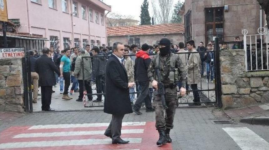 Okula Girerken &Uuml;zerindeki Kalp Pilinin Bomba Olduğunu S&ouml;yleyen Gen&ccedil; Polisi Alarma Ge&ccedil;irdi