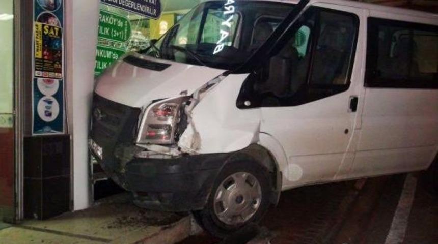 Minib&uuml;s Kaldırıma &Ccedil;ıkıp Binaya &Ccedil;arptı