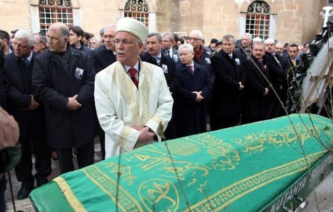 Duayen Gazeteci Sarıışık, Son Yolculuğuna Uğurlandı