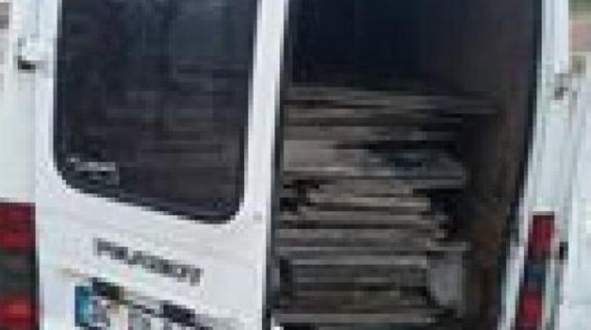 Bek&ccedil;iyi Kul&uuml;bede Kapatıp Inşaat Malzemelerini &Ccedil;aldılar