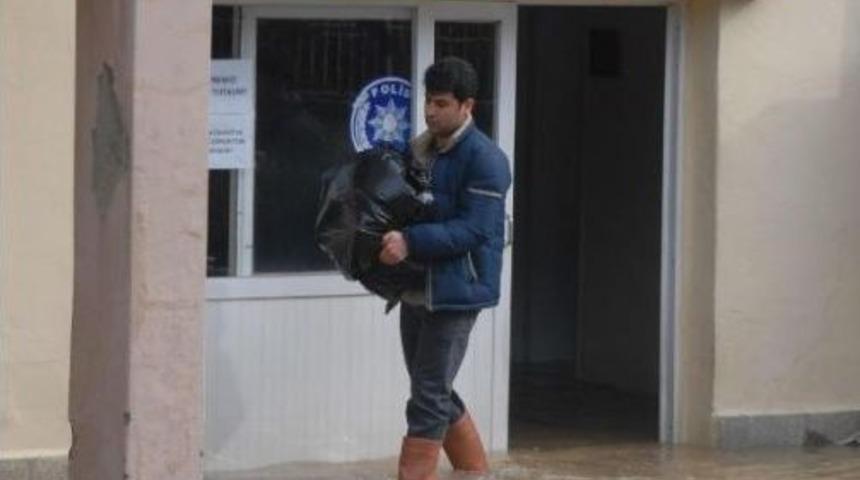 &Ccedil;eşme, Sağanak Yağmura Teslim Oldu, 200 Ev Ve Işyerini Bu Bastı