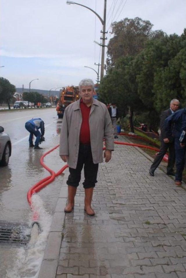 Çeşme, Sağanak Yağmura Teslim Oldu, 200 Ev Ve Işyerini Bu Bastı