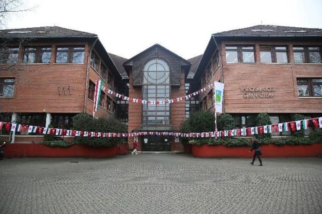 Macaristan&rsquo;da Varosmajorı Lisesi Ve Kos Karoly İlkokulu&rsquo;nun Coğrafya Sınıfına Tadilat Ve Donanım Desteği