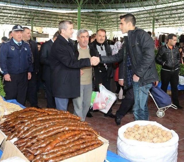 Başkan Tahmazoğlu Semt Pazarında İncelemelerde Bulundu