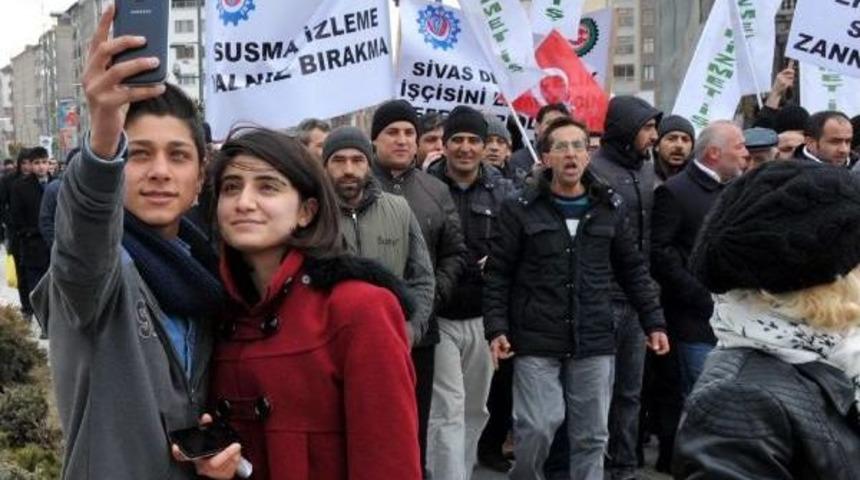 Chp'li &Ouml;zdemir'den Demir &Ccedil;elik Iş&ccedil;ilerinin &Uuml;cret Eylemine Destek