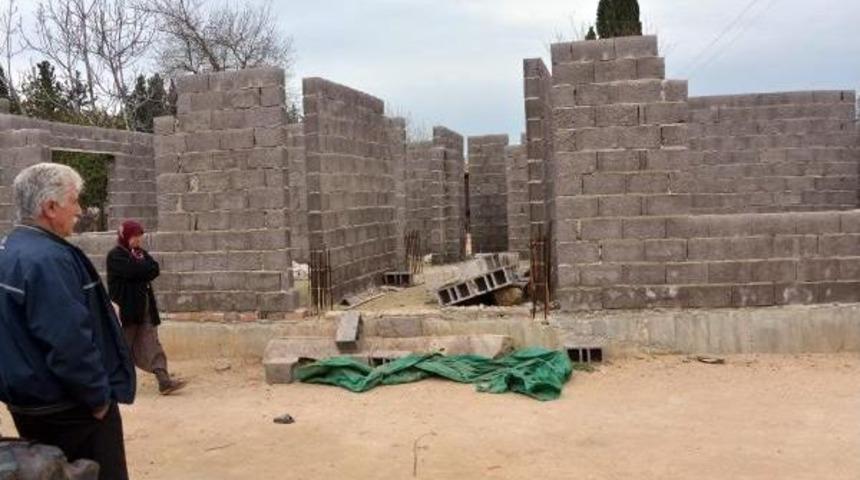 Evinin Inşaatında Duvar Yıkıldı, 2 Yaşındaki Muhammet &Ouml;ld&uuml;