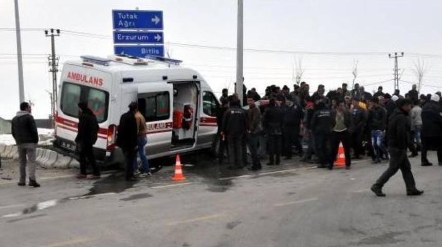 Ambulans Ile Otomobil &Ccedil;arpıştı: 5 Yaralı