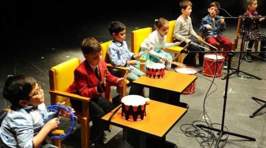 Kocaeli &Uuml;niversitesi Tıp Fak&uuml;ltesi'nde Hastalara 'm&uuml;zekoterapi' Uygulanıyor