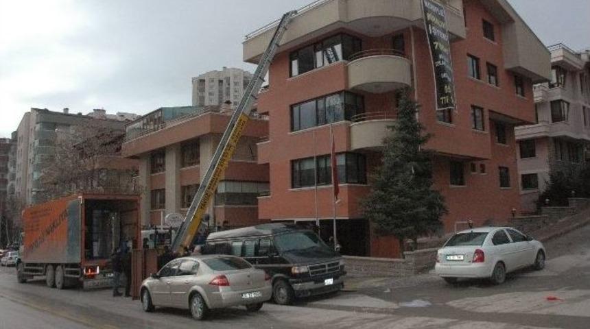 Demokratik Gelişim Partisi&rsquo;nde Eşya Gerginliği