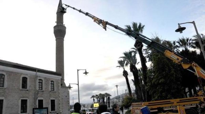 85 Yaşında 30 Metrede Minare Tamir Etti