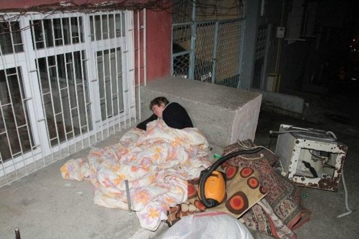 Evden &Ccedil;ıkarılınca, Kaldırıma Yatak Serdi