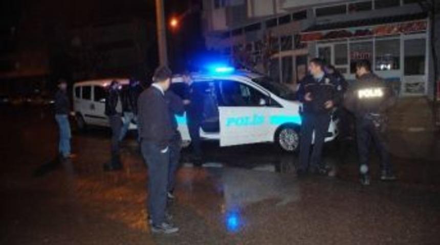 Sokak Ortasında Boynuna Bı&ccedil;ak Dayadı