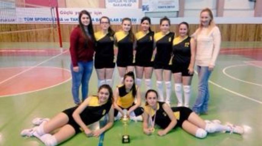 Gen&ccedil; Kızlar Voleybol Kul&uuml;p Ma&ccedil;ları Sona Erdi