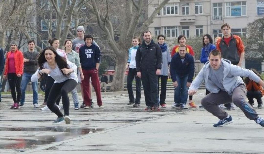 (&ouml;zel Haber) Erasmus &Ouml;ğrencileri Gezi Parkı&rsquo;nda Sek Sek Oynadı