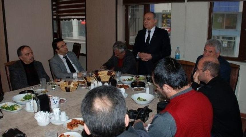 Dr. Nihat &Ouml;zkan Gazetecilerle Bir Araya Geldi