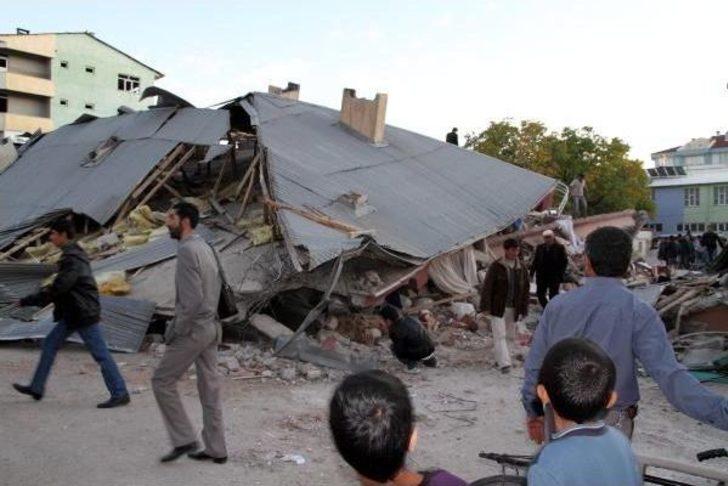 Deprem Soruşturmasında Eski Belediye Başkanı Ile Birlikte 13 Kişiye Dava
